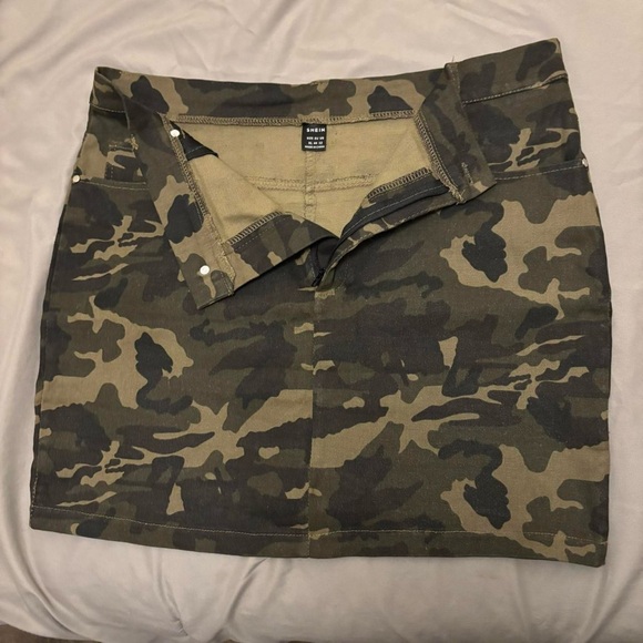 Camo Mini Skirt - Picture 3 of 3